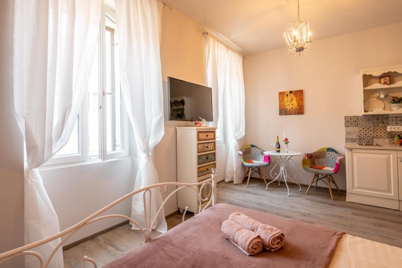 Old City Romantic Studios 4 With Free Private Parking Pula Ngoại thất bức ảnh